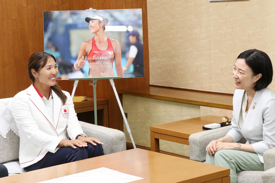 24年ぶり16強・長谷川暁子選手が区長を表敬訪問-3