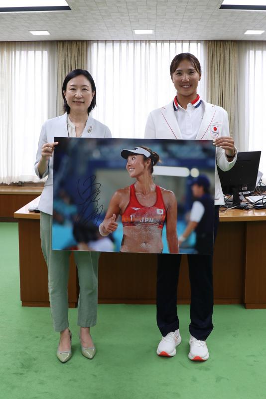 24年ぶり16強・長谷川暁子選手が区長を表敬訪問-4