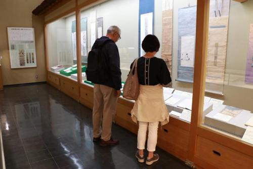 展示を観ている夫婦