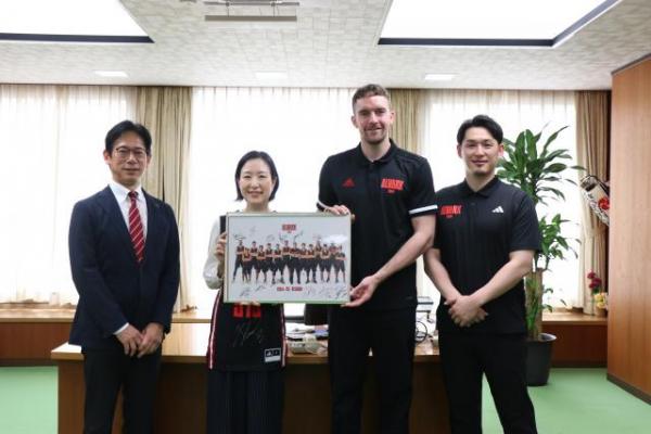 訪れた社長や選手達との集合写真