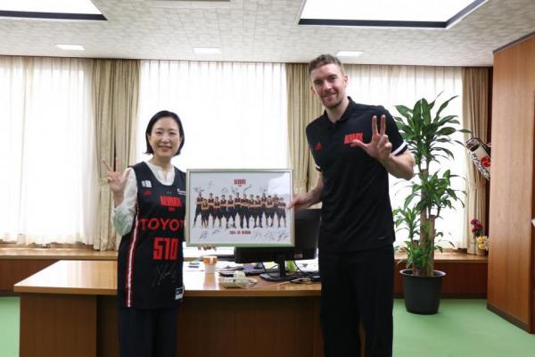 区長とザック選手の記念写真