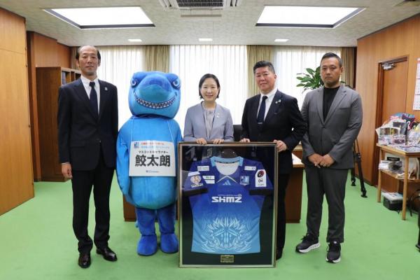 大久保区長とブルーシャークスの方々との集合写真
