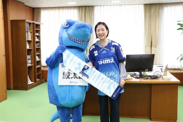 大久保区長とマスコットキャラクター鮫太郎のツーショット