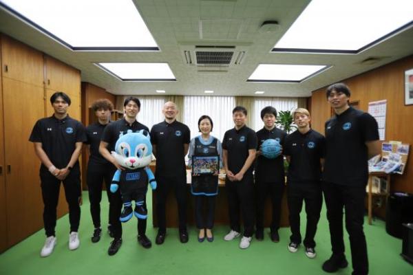 TUBCのメンバーと区長の集合写真