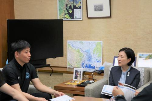 区長と選手が話す様子