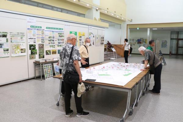 机の上の展示を見ている様子
