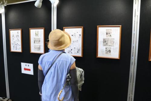 展示作品を見る女性