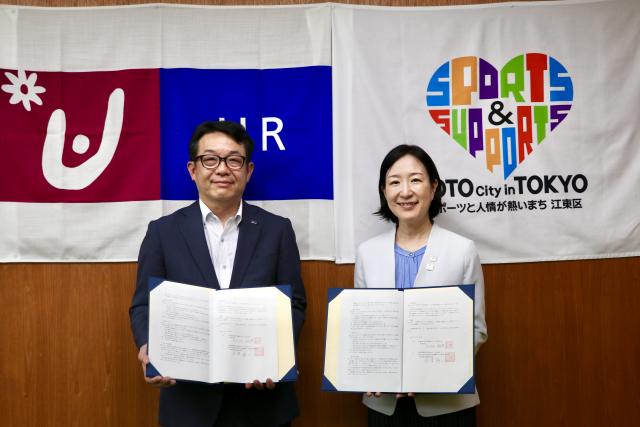 認知症事業に関する覚書を持つ、大久保江東区長とUR都市機構の丹澤部長