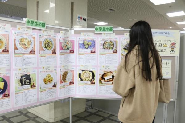 パネル展を見ている人の様子