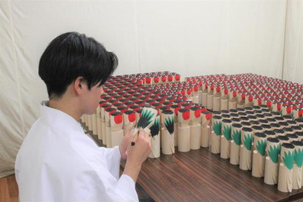 神職が色付けしている様子