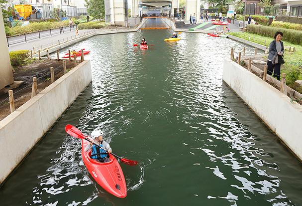 竪川河川敷公園でカヤックを行っている様子
