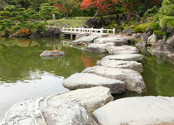 池の周囲3か所にある磯渡りの写真