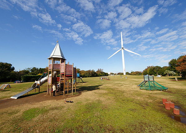 公園内にある遊具広場の写真